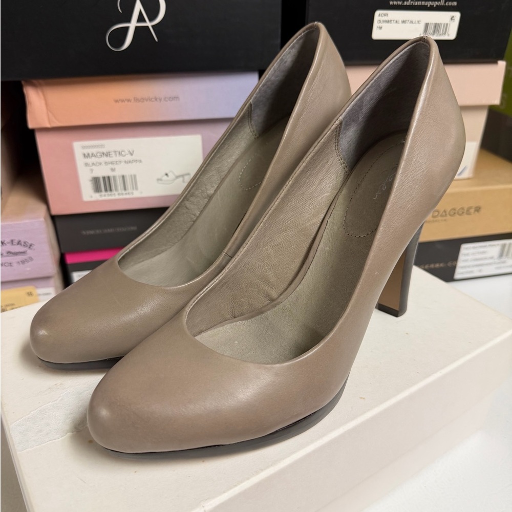 Halogen Taupe Leather Heels Sz 7